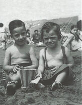 Raúl Zurita junto a su hermana en la playa