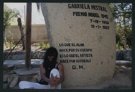 Fotografía de Malú Urriola junto a sepultura de Gabriela Mistral