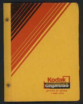 Álbum amarillo de fotografías a color en Sevilla