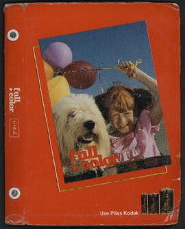 Álbum rojo con fotografías a color de Sevilla