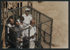 Raúl Zurita leyendo durante la Acción en el Zoológico Nacional