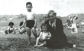 Raúl Zurita junto a su hermana y su abuela en la playa